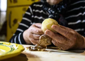 Fase di preparazione della ricetta delle patan cunzuat di San Gregorio Magno.Foto: Alfred Marino